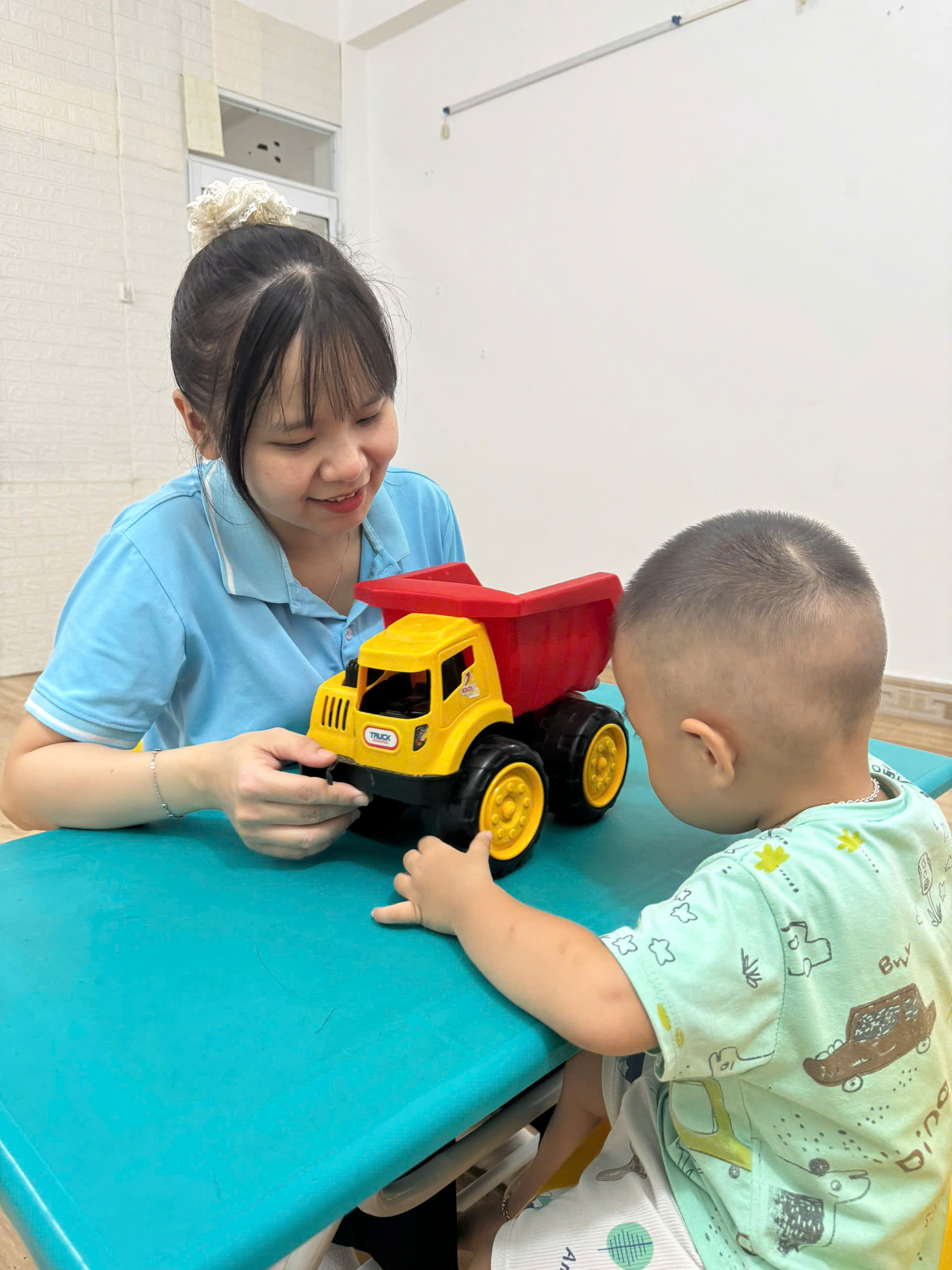 trẻ tự kỷ có nói được không 